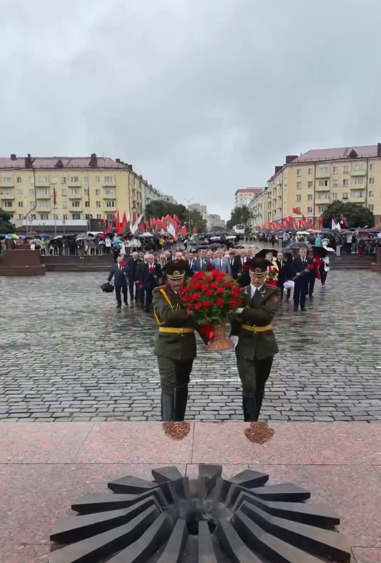 Возложение цветов и венков к вечному огню